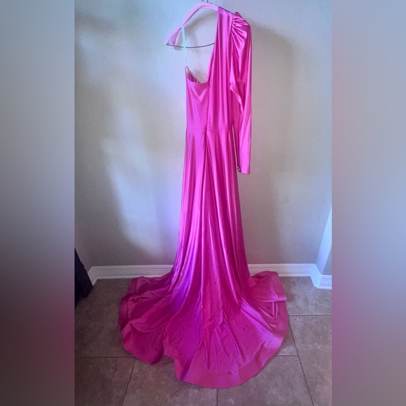 Stunning Jessica Angel Gown - Picture 4 of 7